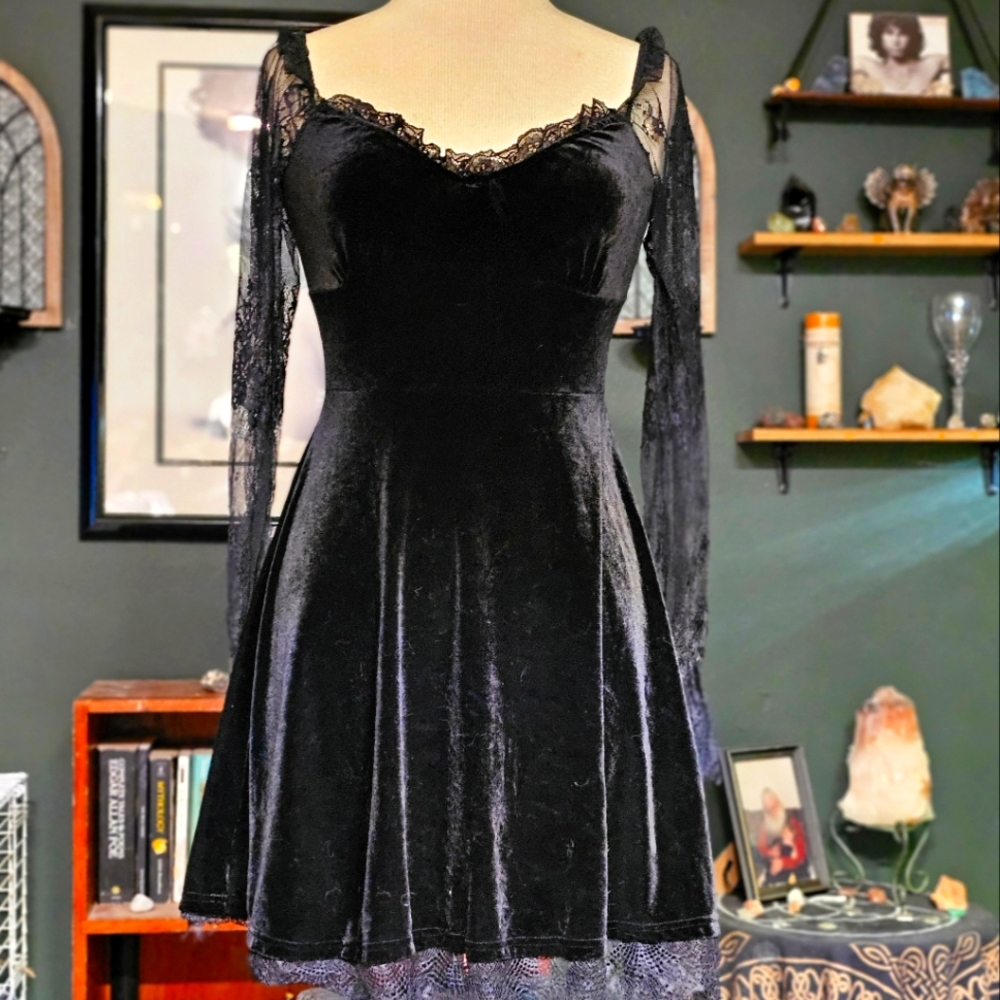 MEOWCOS Black Gothic Dress Dark Vintage Style Velvet Long Sleeve Dress Size M